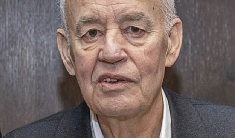 Portrait von Jürgen Schulze im hohen Alter im Anzug.