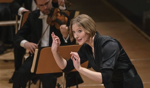 Joana Mallwitz dirigiert das Konzerthausorchester Berlin. Foto: Martin Walz