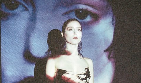 Die britische Sängerin Birdy beweist mit ihrem fünften Studioalbum einmal mehr, dass sie zu den größten – wenn auch vielleicht am meisten unterbewerteten – Popkünstlerinnen gehört.