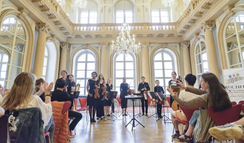 Ein Barockensemble in einem prächtigen altehrwürdigen hellen Saal.