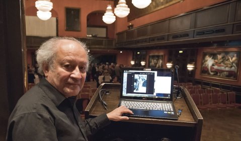 Klarenz Barlow bei der Kaske-Preisverleihung an George Aperghis im Jahr  2017 im Künstlerhaus München bei der Präsentation des postum im Jahr 2016 fertiggestellten Werks von Stephan Kaske und Curtis Roads. Foto: Susanne van Loon