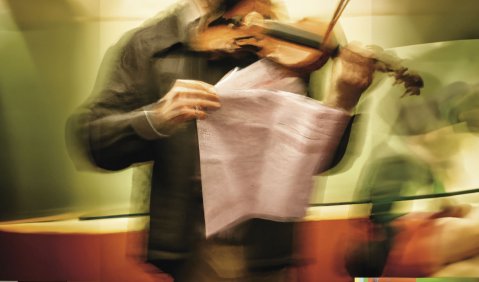 KI generated im Auftrag der neuen musikzeitung – I asked: „Image of a man holding a viola wrapped in a newspaper on the subway in the style of Gerhard Richter“