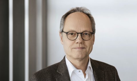 Portrait von Kai Gniffke: Ein Mann mit Brille, hoher Stirn, weißem Hemd und Anzug.