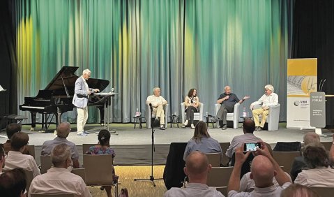 Die genannten Personen in einer Talkrunde auf der Bühne.
