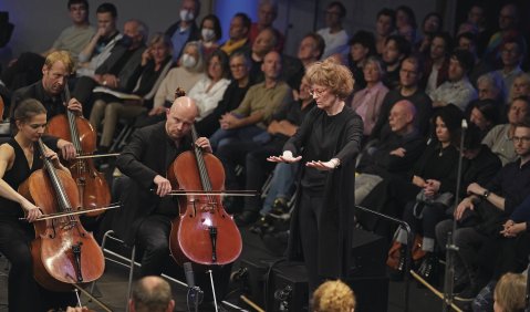 Keine Noten auf den Pulten, keine Dirigierpartitur: Carol Robinson realisierte Éliane Radiques magische Klängflächen und -skulpturen mit einem exzellenten und und genussfreudigen SWR Symphonieorchester. Foto: Astrid Karger.