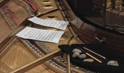 Partituren, Bleistifte und Klaviersaiten: Erinnerungen an die musikalische Welt von gestern. Foto: Susanne van Loon