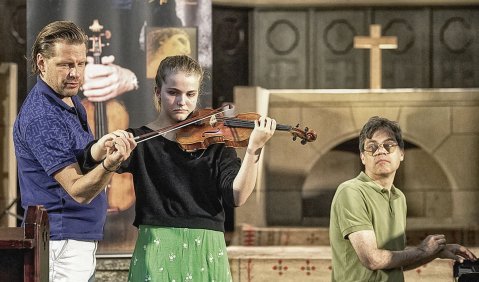 Carl Flesch Akademie Baden-Baden: Kirill Troussov (links) mit Amanda Noor Vatn, am Klavier: Peter Wittenberg. Foto: Tyron Montgomery