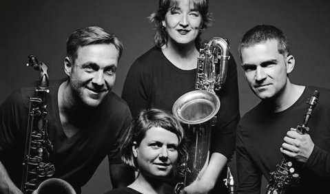 Ein Schwarzweiß-Bild mit dem Quartett, bestehend aus zwei Frauen und zwei Männern