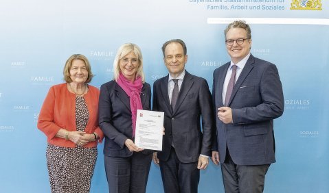 Von links nach rechts: Eva Gottstein, Ehrenamtsbeauftragte der Bayerischen Staatsregierung, Staatsministerin Ulrike Scharf, GEMA Vorstandsmitglied Georg Oeller und Johannes Everding, Direktor Geschäftsentwicklung der GEMA bei der Unterzeichnung des Pauschalvertrags Anfang 2023. Foto: StMAS