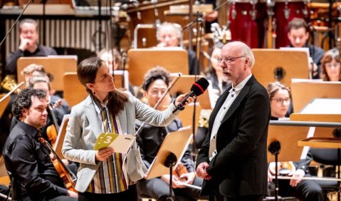 Unser Foto (WDR) zeigt Moderatorin Susanne Herzog mit Johannes Kalitzke