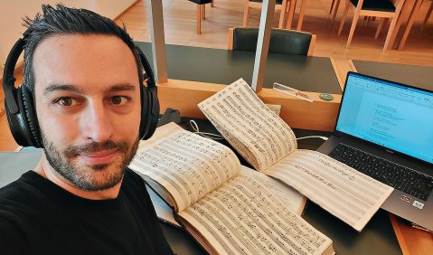 Guillem Borràs Garriga bei der Sichtung der originalen Musik-Manuskripte von Camilla de Rossi (aus dem Oratorium „Santa Beatrice d‘Este“ von 1707) in der Österreichischen Nationalbibliothek Wien. Foto: Guillem Borràs Gariga