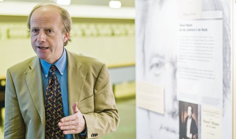 Vor einer Schautafel der Ausstellung „Entartete Musik – eine kommentierte Rekonstruktion“: Autor Albrecht Dümling. Foto: Martin Hufner