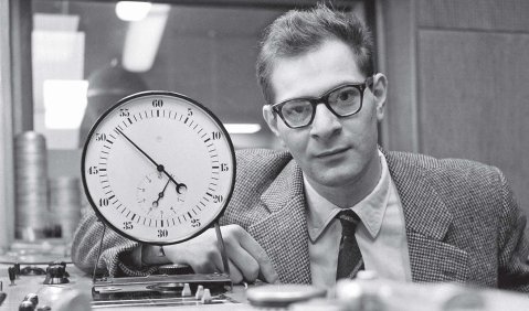 Läuft die Zeit für die Kulturradios ab? Mauricio Kagel am 10. März 1960 im elektronischen Studio des WDR. Das Kulturradio WDR 3 feierte am 30. März 2024 seinen 60. Geburtstag – mit einem Geburtstagsprogramm von 6.00 bis 19.00 Uhr mit den 60 beliebtesten Klassik-Hits aus der Aktion „WDR 3 Ihre Klassik-Hits“ sowie mit Gesprächen und Geschichten zu 60 Jahren WDR 3. Foto: WDR