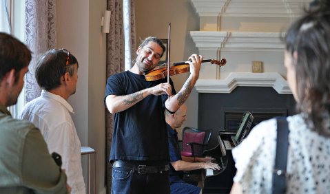 Ein Bild, das alles sagt:  David Garrett testet eine Guarneri del Gesù. Foto: Roth/Segurio