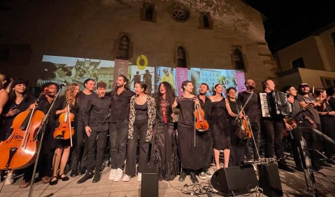 Caravan Orchestra & Choir auf dem Platz vor der Alten Synagoge in Erfurt. Foto: Tiago de Oliveira Pinto