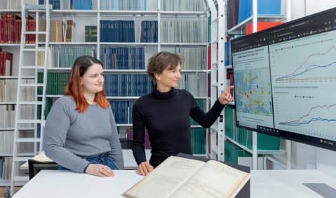 Anke Hofmann (Leiterin der HMT-Bibliothek, rechts) und Elisa Klar (Mitarbeiterin) präsentieren die CARLADatenbank am Bildschirm und das historische handschriftliche Inskriptionsbuch. Foto: Jörg Singer