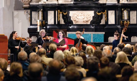 Das MHL-Ensemble für Alte Musik in der St. Jakobi Kirche Lübeck bei der Buxtehude Abendmusik mit Originalen und Rekonstruktionen (17. Oktober 2025). v.l.n.r.: Anna Melkonyan (Violine), Ilia Kulikov (Cembalo), Elisabeth Weber (Violine), Pauline Kringel (Sopran), Charlotte Schwenke (Gambe), Sophie Lücke (Violone). Foto: John Garve