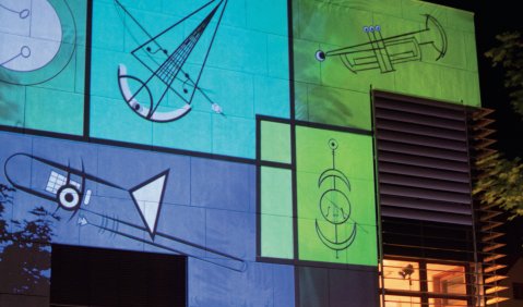 Wie bekannt und doch anders: Die Video-Projektion am Neubau der HfM Trossingen als Sinnbild für die individuellen Facetten und Varianten der Studiengänge im neuen Modell. Foto: HfM Trossingen