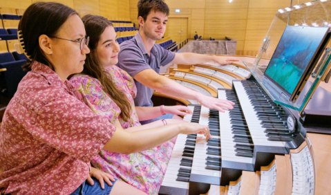 Konzertorgel mit Studierenden. Foto: H. Ritschel