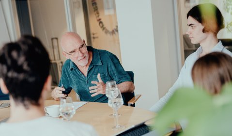 Prof. Elmar Fulda, HfMDK Präsident (Mitte), im Gespräch mit Lewin Krella, AStA-Finanzreferent. Foto: Max Borchardt