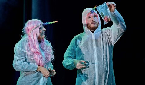 Nicht biblisch: Génesis Betriz López Da Silva und Sebastian Hufschmidt als Einhornpärchen. Foto: Fernando Fath
