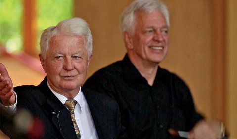 Hermann Große-Jäger bei seinem letzten Konzert „Frühling und kein Ende“ mit dem 1. Satz aus Mahlers 1. Symphonie. Rechts: Joachim Harder. Foto: Lisa Bröker