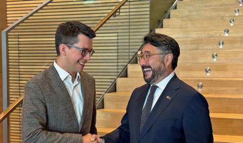 KohFriedrich-Koh Dolge schüttelt Raphael Amend die Hand. Beide tragen Anzug.
