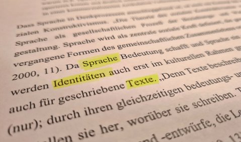 Eine Textseite mit markierten Wörtern: "Sprache", "Identitäten" und "geschriebene Texte".