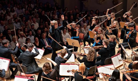 Am Abend des ersten Kongresstages bringt Wolfgang Hentrich die Kinder, Jugendlichen und jungen Erwachsenen der Deutschen Streicherphilharmonie zu musikalischen Höchstleistungen. Foto: Kai Bienert