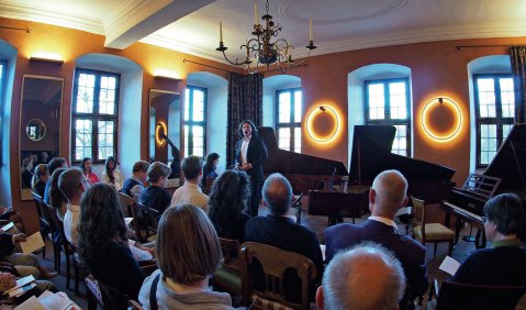 Intime Wettbewerbsatmosph&auml;re rund um Fanny Hensel: das Siegerduo Clark/Doubijanski. Foto: Juan Martin Koch