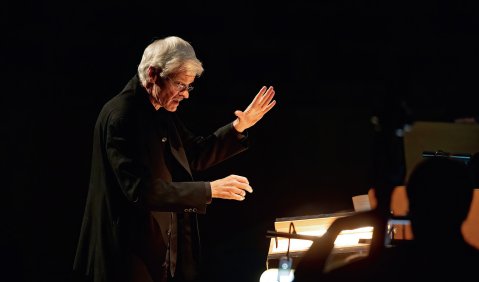Kompositionsauftrag des notabu.ensemble neue musik: Mark-Andreas Schlingensiepen w&auml;hrend der Urauff&uuml;hrung von &bdquo;Supernova &ndash; Windy City&ldquo; von Hauke Berheide in der Tonhalle D&uuml;sseldorf im Oktober 2022. Foto: Susanne Diesner