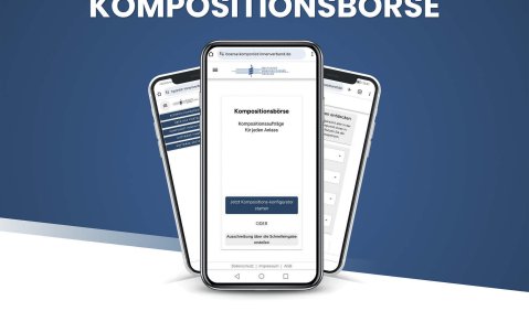 Werbe-Plakatmotiv: Drei Smartphones die aufgefächert aufgestellt sind und die geöffnete Website zeigen.