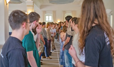 Die Teilnehmer:innen des LSJO-Hessen stehen Spalier.