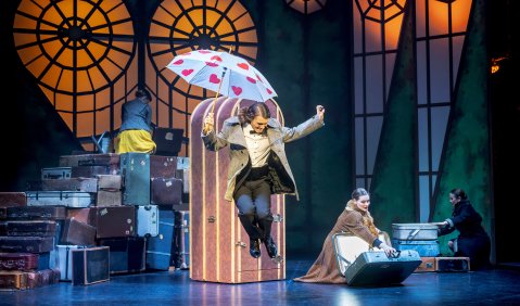 Im Hintergrund: T&auml;nzerinnen des Eduard-von-Winterstein-Theaters. Im Vordergrund: Richard Gl&ouml;ckner (Algernon). Foto: Dirk R&uuml;ckschlo&szlig;/Pixore Photography