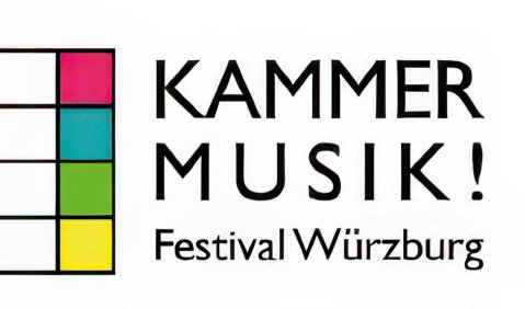 Ein Logo: Links fünf Notenlinien die in 4 farbigen Quadraten münden. Rechts davon steht der Name des Festivals: "KAMMERMUSIK! Festival Würzburg"