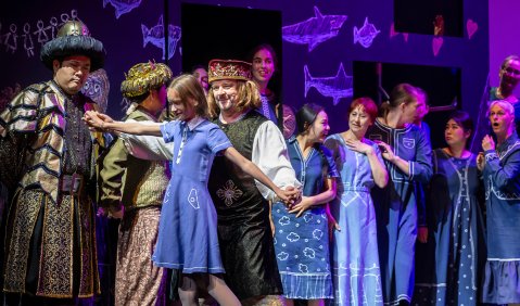 Inszenierungsfoto | mit: Do-Heon Kim, Virginie Blei, Kay Frenzel (vorn, v. l.) und Opernchor der Landesbühnen Sachsen. © René Jungnickel