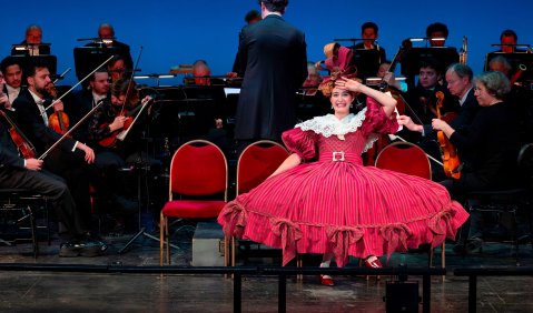 Komische Oper Berlin mit Ro­bin­son Cru­soé im Schiller-Theater.© Ali Ghandtschi