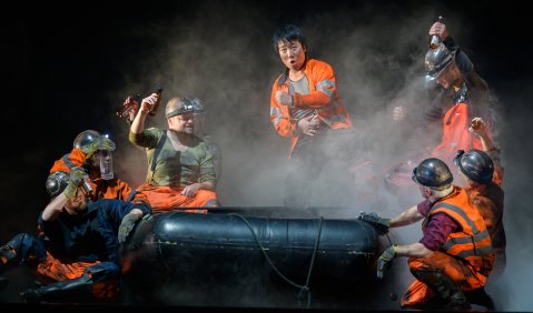   Taejun Sun (Der Steuermann Dalands), Herren des Opernchors  © Candy Welz