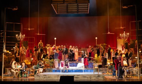 KS Iordanka Derilova (Alma), Edilson Silva Junior (Teles Melo), Kay Stiefermann (Mauro) und Opernchor des Anhaltischen Theaters Dessau. Foto: &copy; Claudia Heysel