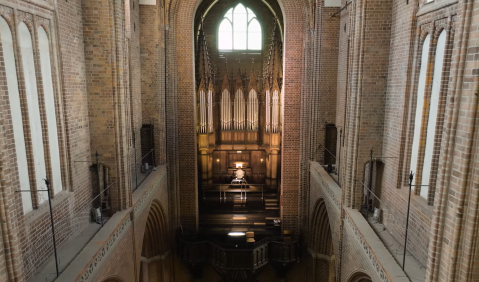 Die Orgel der Firma Furtwängler & Hammer von 1899 in der St. Nicolai-Kirche in Lüneburg. © Ralf-Thomas Lindner (Screenshot aus „16 Minuten. 11 Orgeln. 1 Merkel – Orgeln der Romantik in der Lüneburger Heide und im Hannoverschen Wendland“)