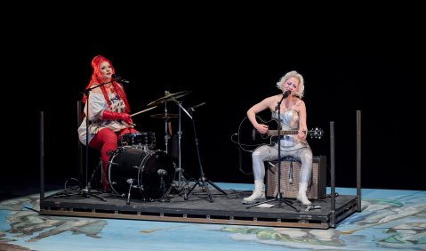 AUFSTIEG UND FALL DER STADT MAHAGONNY: Alisa Kolosova (Leokadja Begbick), Josefin Feiler (Jenny Hill); 2025