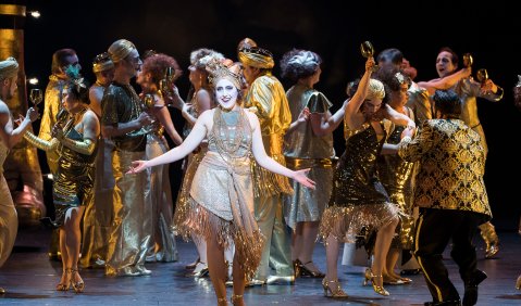 Juli Sekinger (Marietta) und Chor. Foto: Pawel Sosnowski