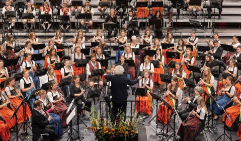 Simon Rattle dirigiert. Foto: © Markus Konvalin
