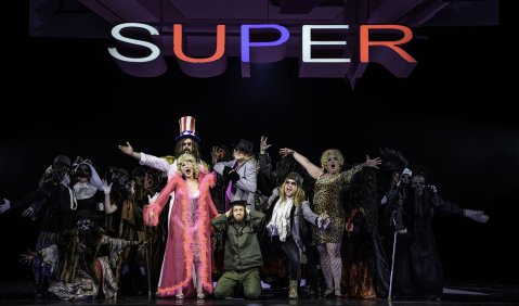 Die Oper Bielefeld inszeniert &bdquo;Candide&ldquo; von Leonard Bernstein. &copy; Bettina St&ouml;&szlig;