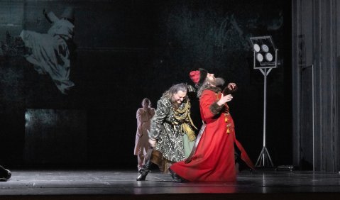 George Gagnidze (Bojar Schaklowity), Mika Kares (Fürst Iwan Chowanski) und Ensemble. Foto: Monika Rittershaus