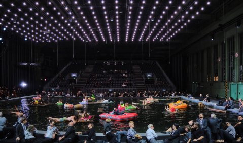 Das Floß der Medusa an der Komischen Oper Berlin, Spielplatz Flughafen Tempelhof. Foto: Jaro Suffner