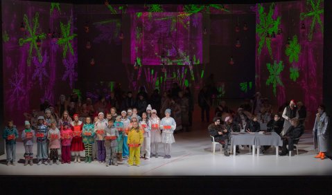 Barış Yavuz (Schaunard), Ania Vegry (Mimi), Costa Latsos (Rodolfo), Michael Tews (Colline), Kay Stiefermann (Marcello), David Ameln (Parpignol), Damen und Herren des Opernchors, Jugendchor und Statisterie des Anhaltischen Theaters. Foto: Claudia Heysel