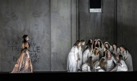 Marjukka Tepponen (Blanche de la Force), Nicole Chirka (Soeur Mathilde), Sin&eacute;ad Campbell Wallace (Madame Lidoine), Rosalia Cid (Soeur Constance), Damen des Staatsopernchores. &copy; Semperoper Dresden/Jochen Quast