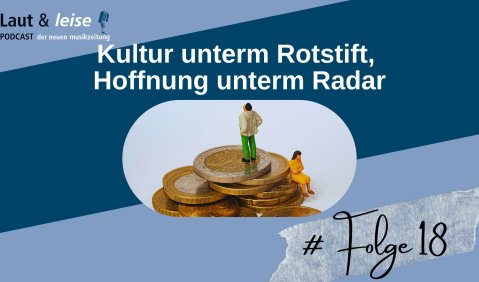 Kleine Modellfiguren von Menschen sitzen und stehen auf wenigen Euro-Münzen.