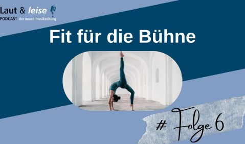 "Fit für die Bühne" Eine Frau macht Yoga.